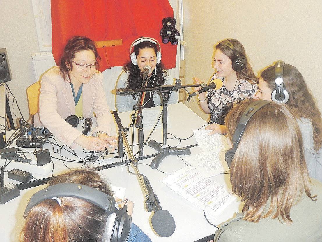 Photo Gil Borel débat des collègiens radio résistance