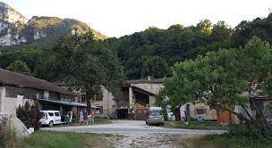 Sous le hangar – Fête de la ferme des Roussets