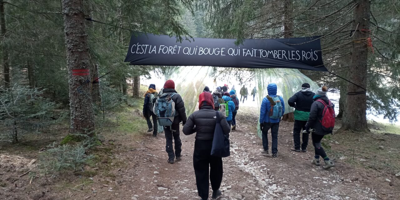 Zone à étendre : fragments d’une balade théâtrale à Vassieux en Vercors