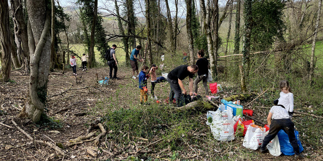 Dans la forêt de Fontepaisse avec les enfants de l’accueil de loisirs de La Paz