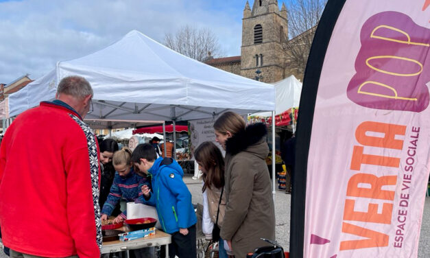 Les jeunes de Vertapop sur le marché de La Chapelle