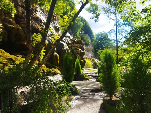 Merveilles et rafraichissement au Jardin des fontaines pétrifiantes en 5 podcasts