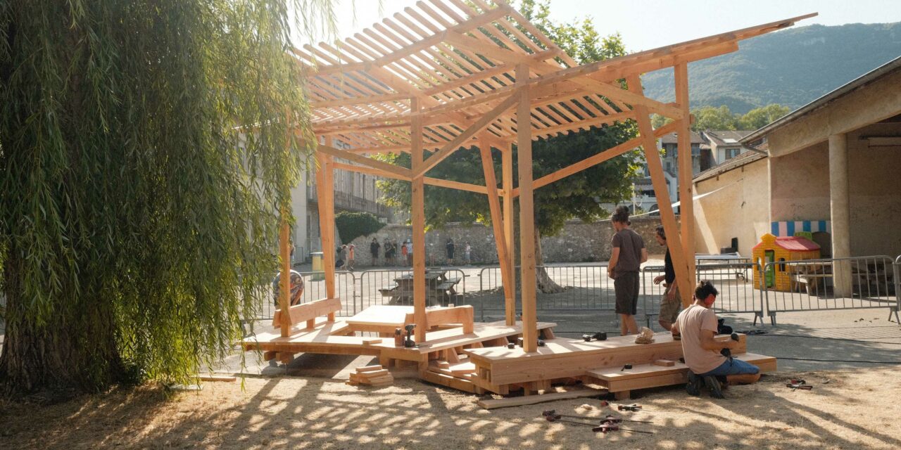 La cour du centre social fait peau neuve – chantier participatif de l&rsquo;été
